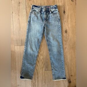 PILCRO HIGH-RISE VINTAGE STRAIGHT JEANS
Style No.  87952941
Color:  BLUE